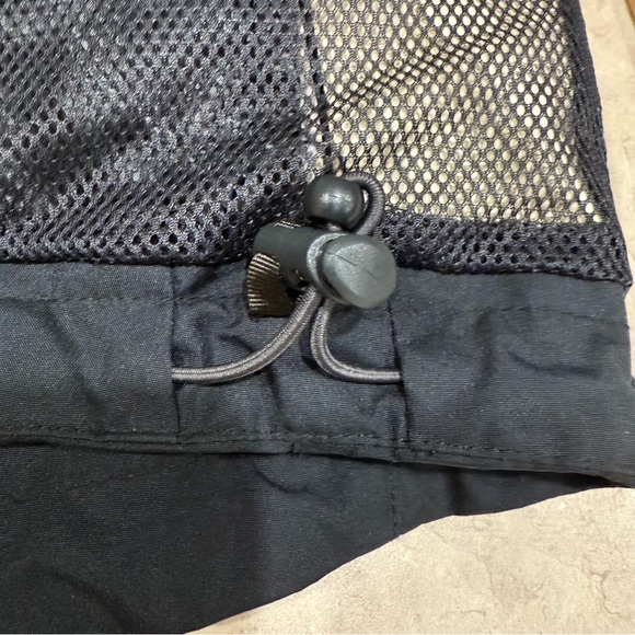 Helly Hansen Black Insulated Vest for Outdoor Adventures - Picture 11 of 13